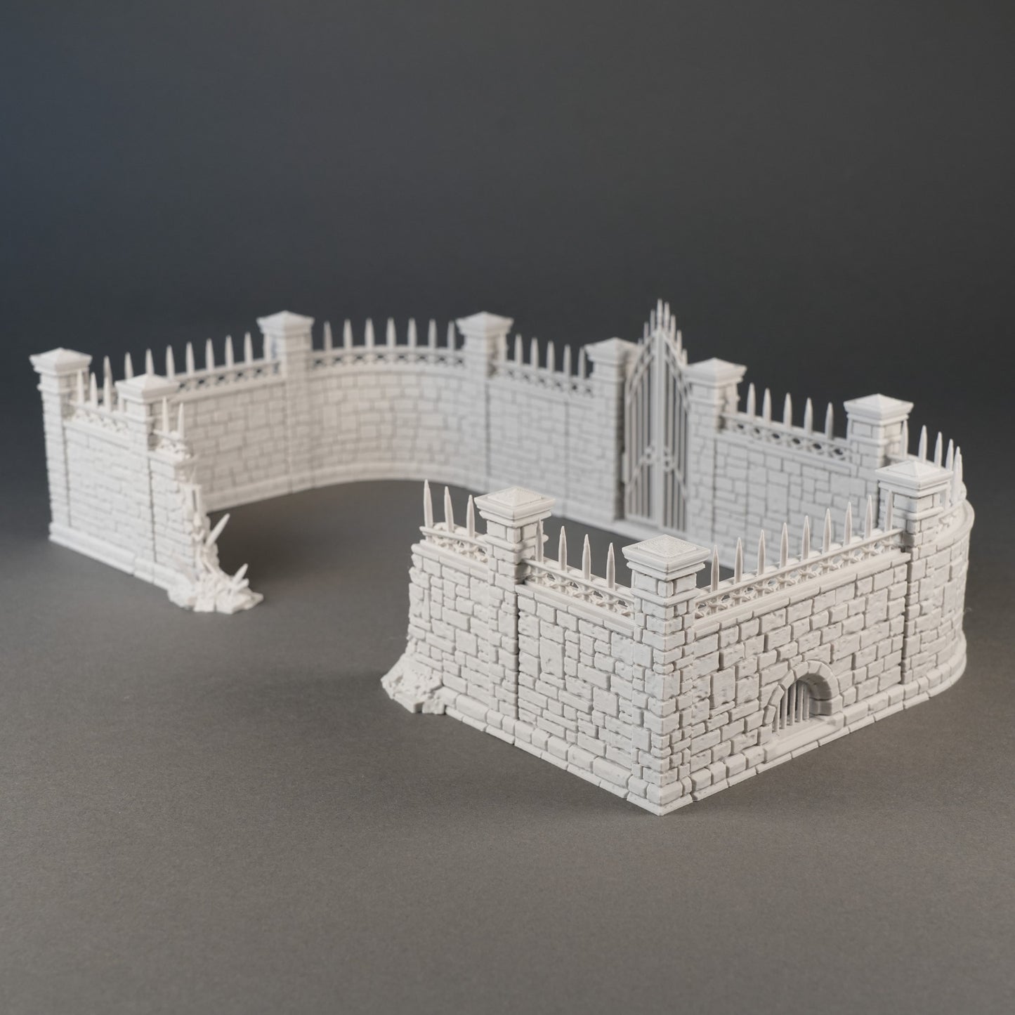 Modulare graue Steinmauern mit Tor und Spitzen, detaillierte Miniatur-Fantasy-Baumaterialien.