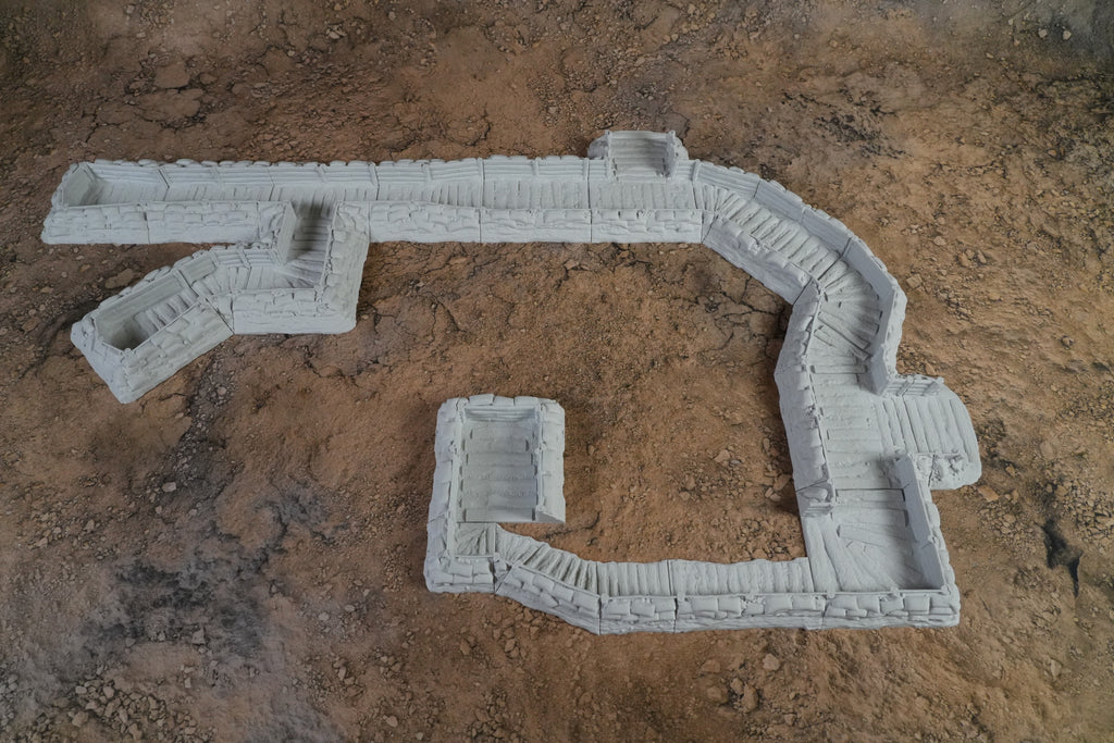 Modell eines grauen Schützengrabens aus Stein mit verschiedenen Winkeln auf braunem Untergrund.
