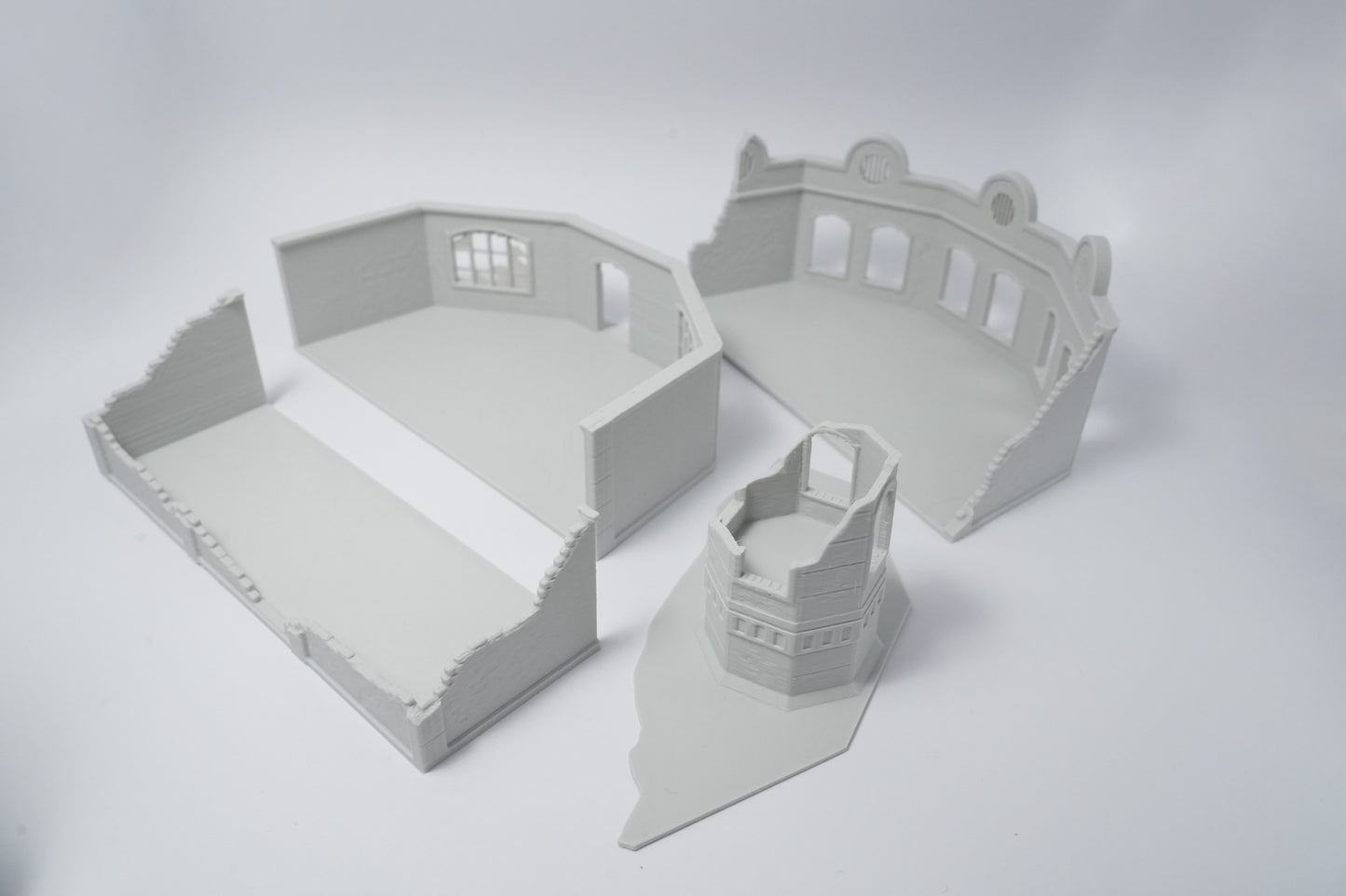 Graue Resin-Modelle von sowjetischen Fabrikruinen mit beschädigten Wänden und Fensteröffnungen.