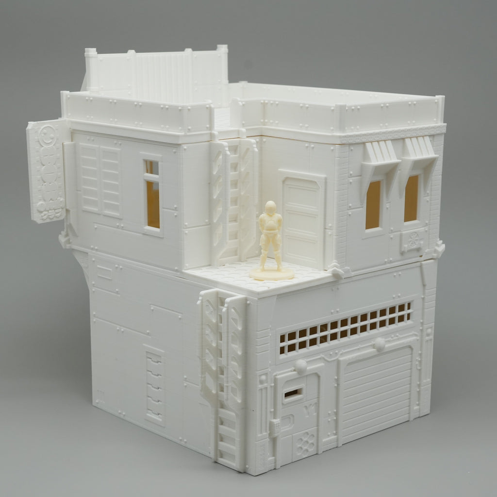 Weißes, modernes zweistöckiges Gebäude-Modell mit Fensterläden und kleinen Details.