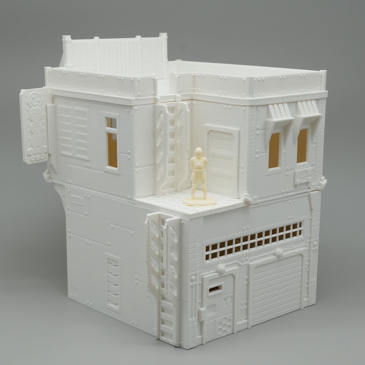 Weißes, modernes zweistöckiges Gebäude-Modell mit Fensterläden und kleinen Details.
