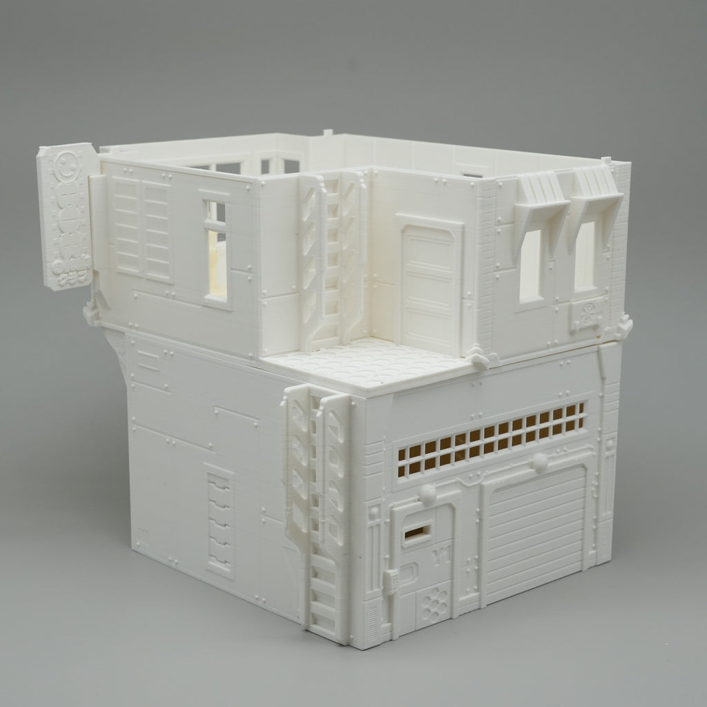 Weißes, zweistöckiges Modellhaus im modernen, minimalistischen Stil mit detaillierten Fassadenelementen.