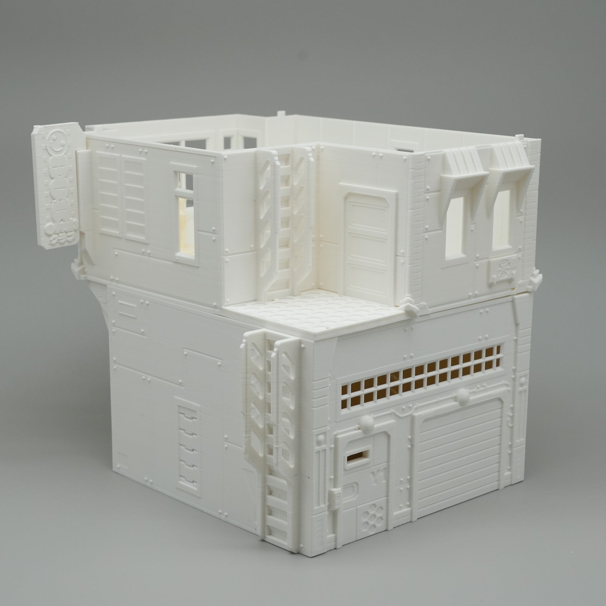Weißes, zweistöckiges Modellhaus im modernen, minimalistischen Stil mit detaillierten Fassadenelementen.