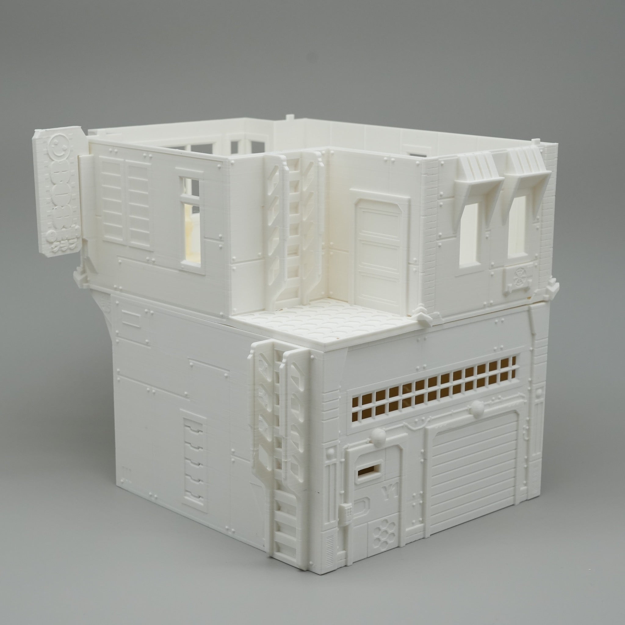 Weißes, zweistöckiges Modellhaus im modernen, minimalistischen Stil mit detaillierten Fassadenelementen.