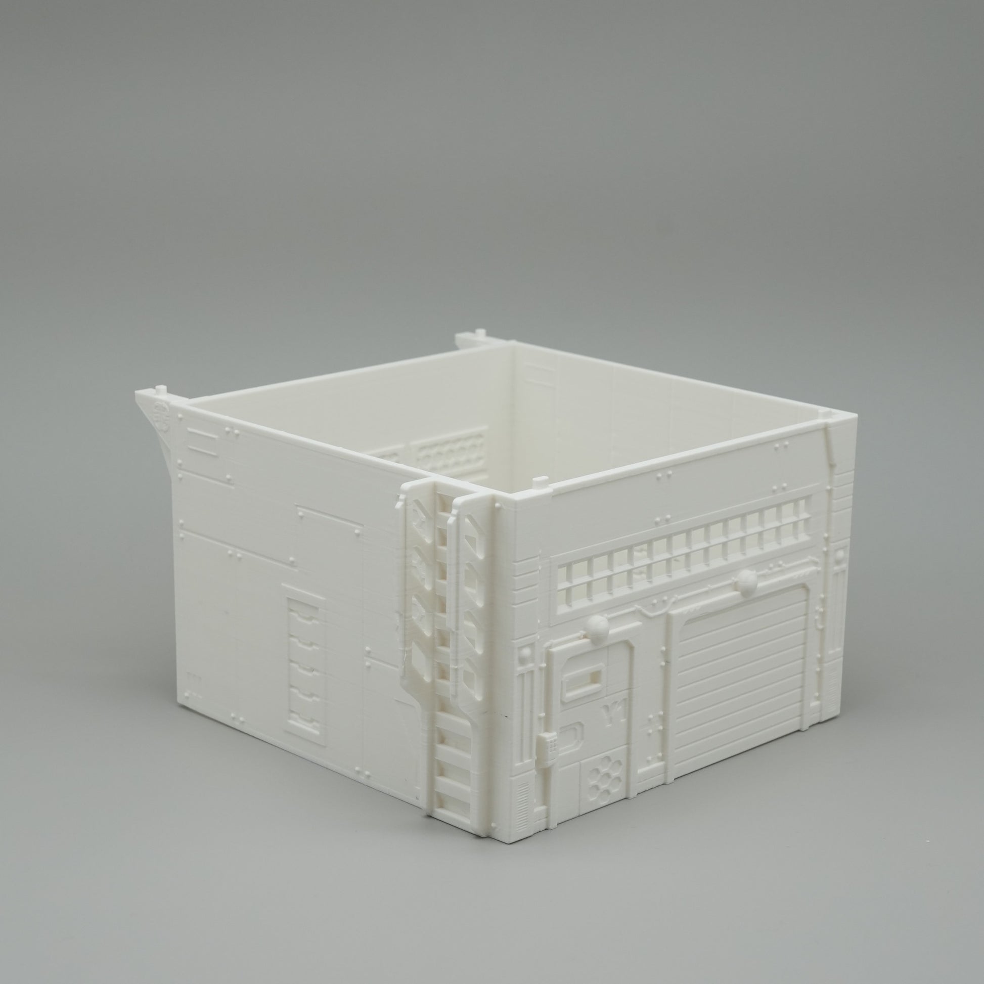 Weißes Modellgebäude mit detaillierter Fassade und Schiebetür im japanischen Stil.