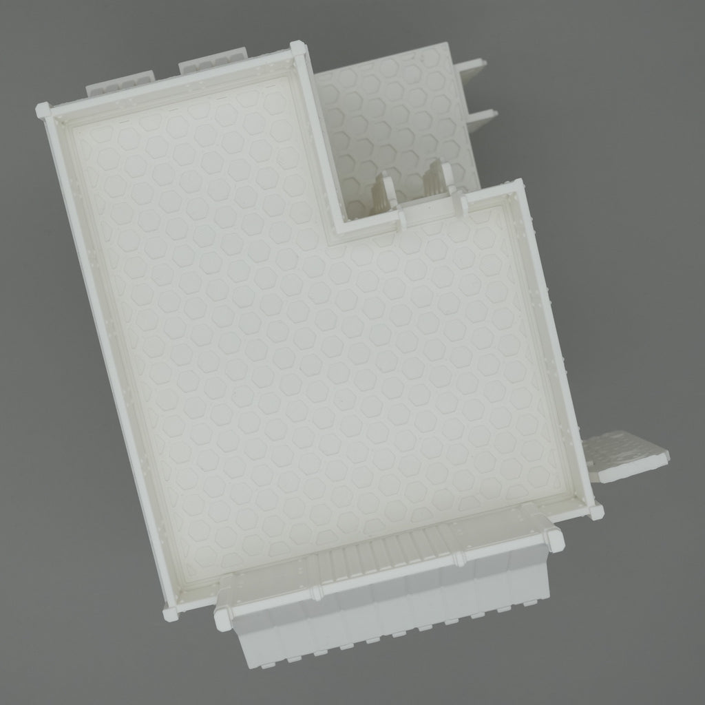 Weißes minimalistisches Modellgebäude mit schrägem Dach und klaren Linien auf grauem Hintergrund.