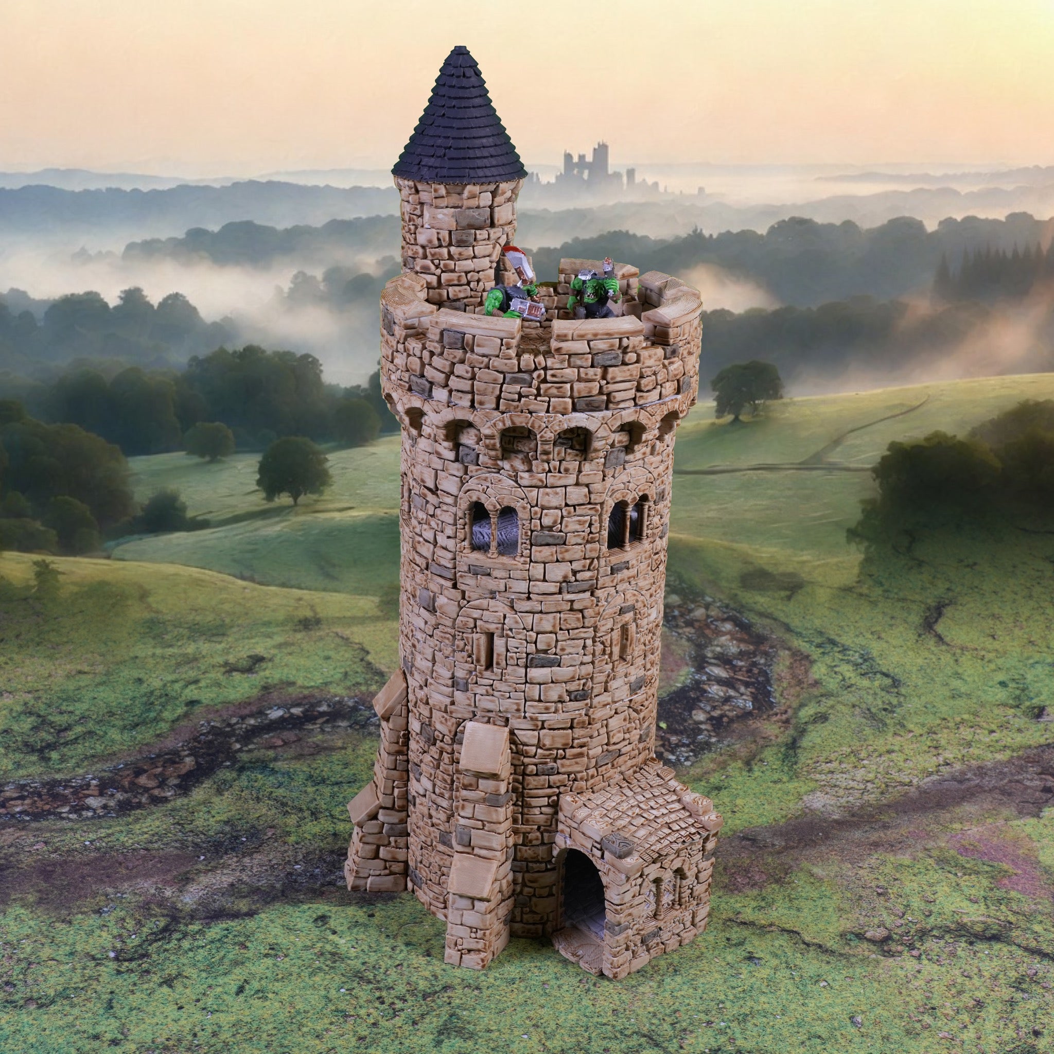 Steinerner Turm mit runder Form, Zinnen, großem Eingang, kleinen Fenstern und spitzem Dach.