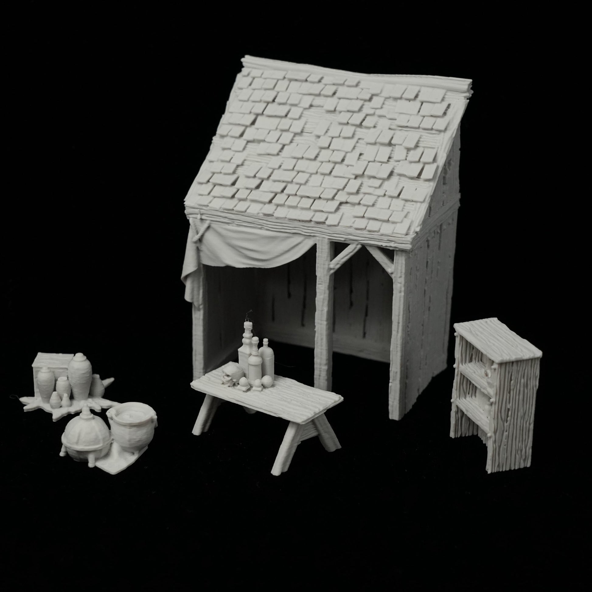 Miniaturiger grauer Verkaufsstand mit Dächern, einer Bank, Säcken, Flaschen und einem Schrank aus Steinstruktur.