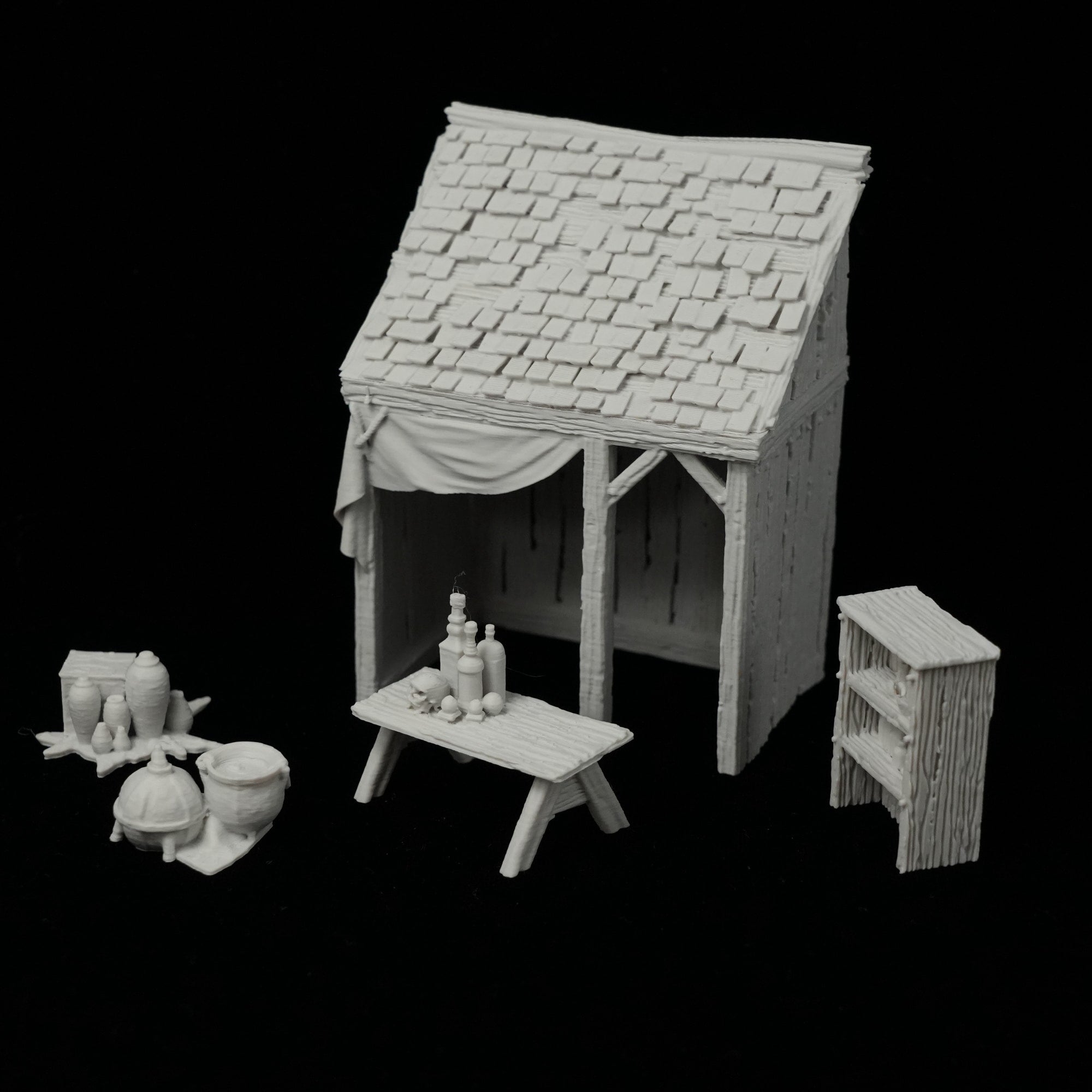 Miniaturiger grauer Verkaufsstand mit Dächern, einer Bank, Säcken, Flaschen und einem Schrank aus Steinstruktur.