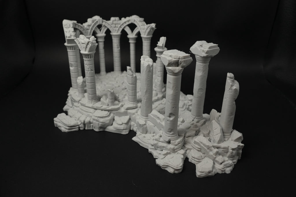 Graue 28mm Miniatur verwitterte antike Ruinen mit Säulen und verwachsenen Böden.