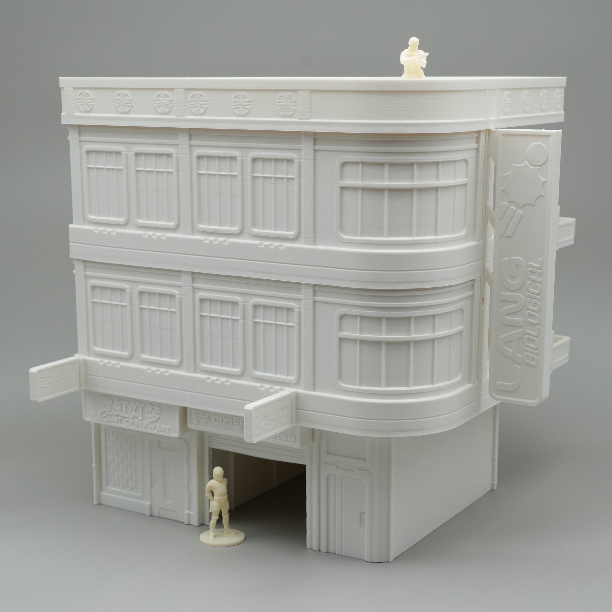 Großes weißes Modell eines mehrstöckigen Apartmenthauses mit Balkonen und Eingangsbereich.