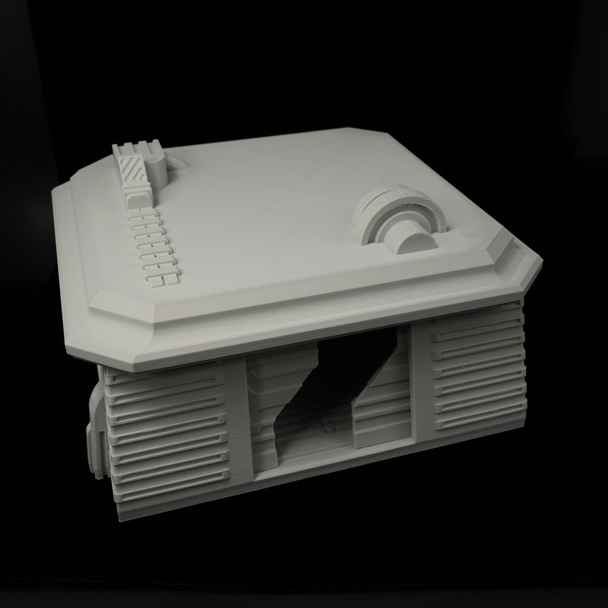 Graues, sechseckiges Wüstenhaus-Modell mit zerstörtem Tor und Lüftungsschacht, 28mm Maßstab.