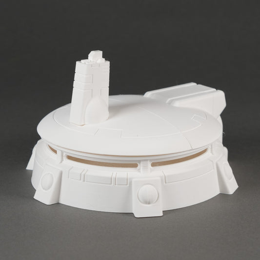 Weißer modularer Miniatur-Bunker mit runder Basis und abgesetztem Turmaufsatz, geeignet für 28-32mm Figuren.