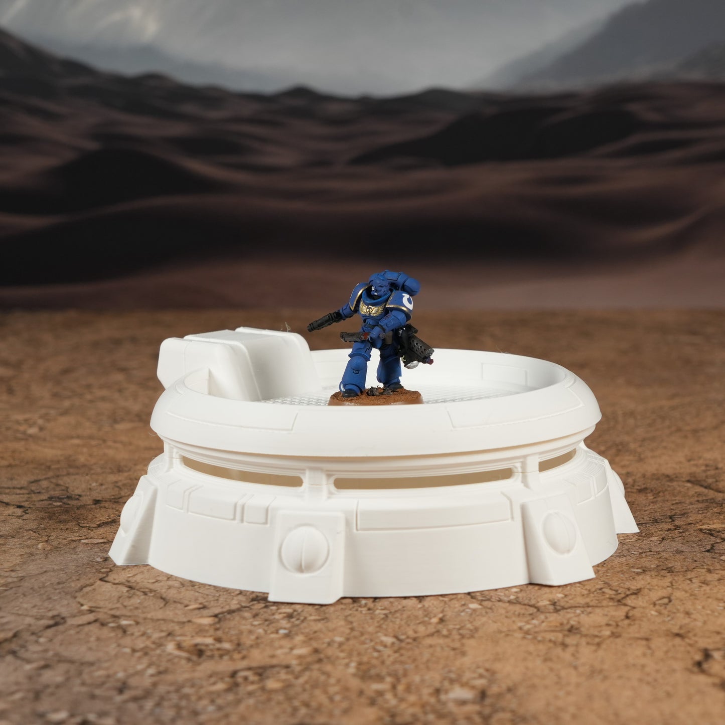 Weißer Miniatur-Bunker mit runder Plattform und 28-32mm Sci-Fi-Figur aus Kunststoff.