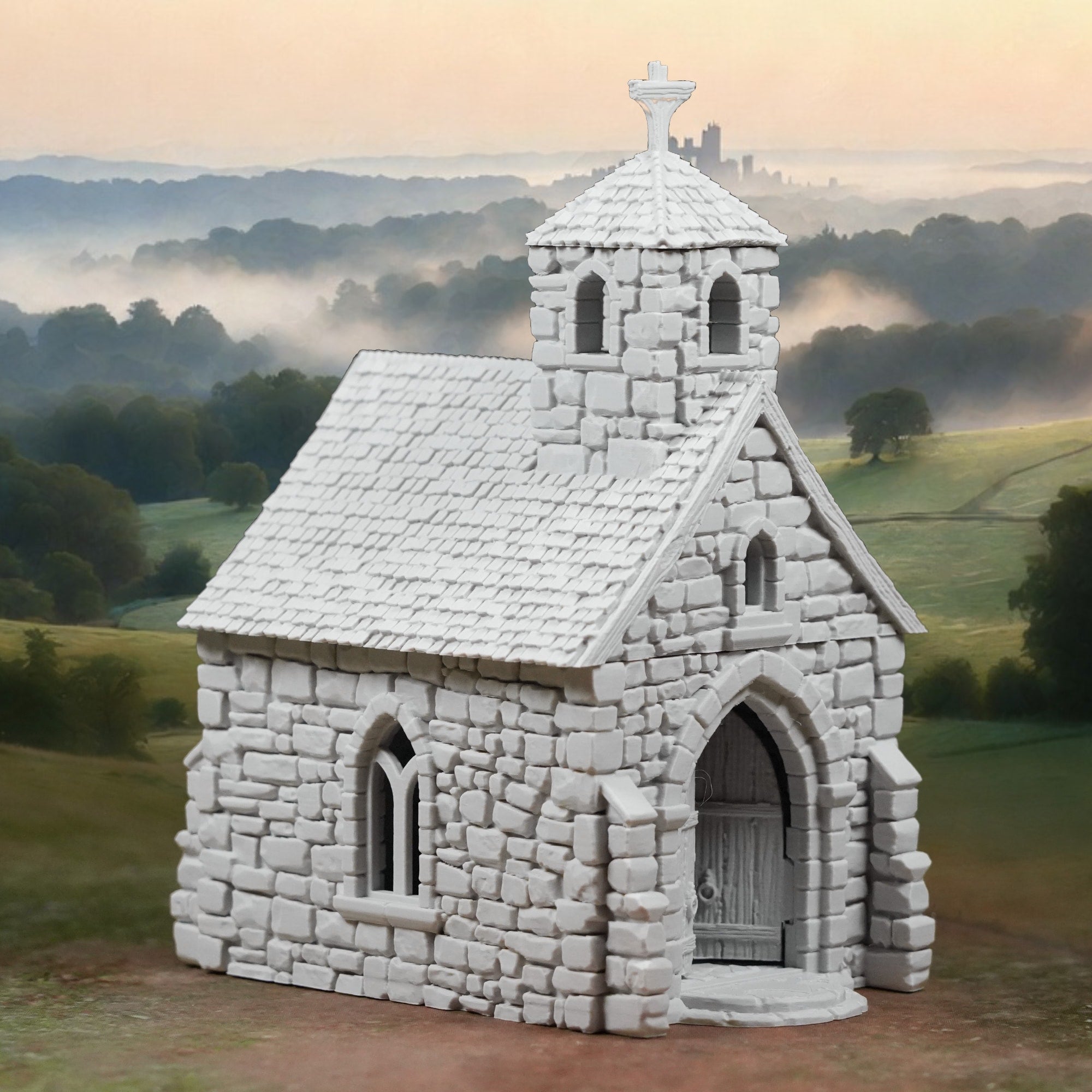 Kleine graue Steinkapelle mit spitzem Dach und Rundbogen-Eingang in nebliger Landschaft.