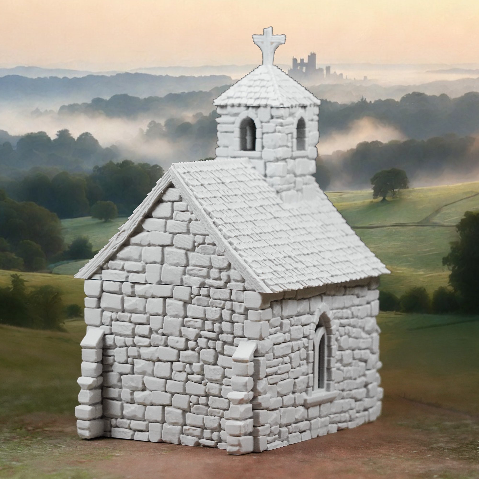 Kleine weiße Kapelle aus Stein mit Glockenturm und Kreuz auf dem Dach.