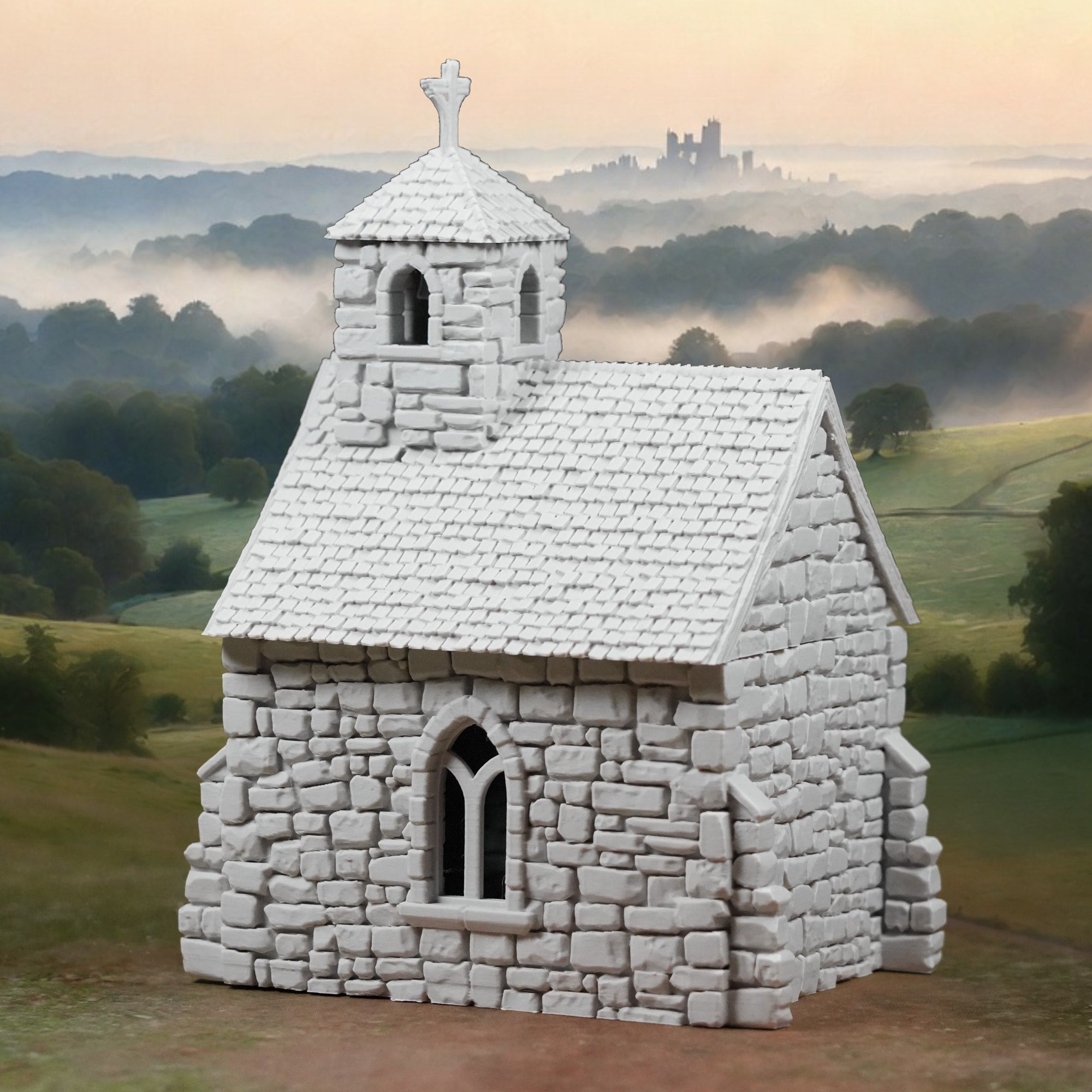 Miniatur-Kapelle aus grauen Steinen mit Spitzbogenfenster und kleinem Glockenturm.