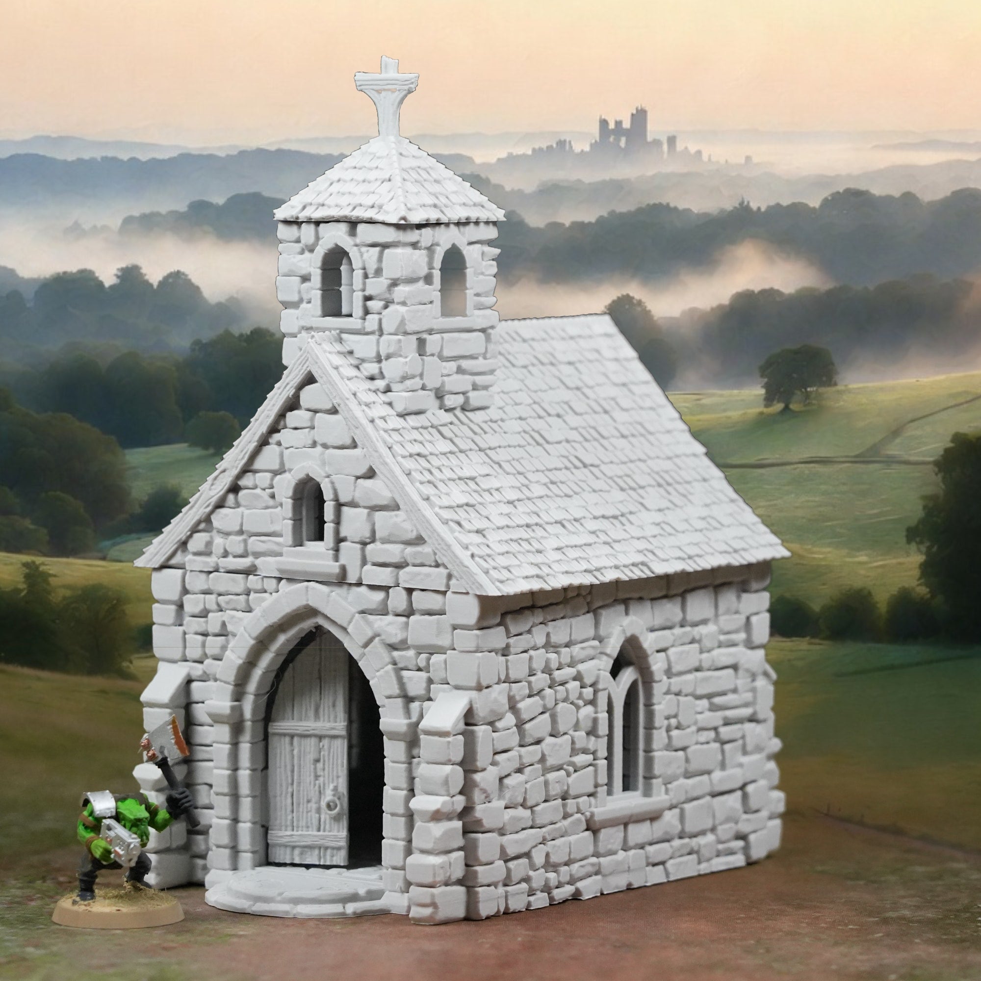 Kleine Steinkapelle mit Spitzdach, Bogenfenstern und Kreuz auf dem Glockenturm.