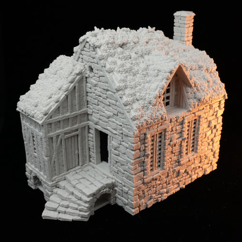 Detailliertes Miniatur-Bauernhaus mit steinernem Fachwerk und Schindeldach, 28mm Maßstab.