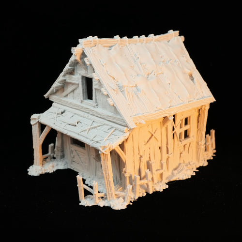 Unbemaltes Miniatur-Hausmodell mit schiefem Dach und Holzstruktur, detailliertes Cottage-Design.