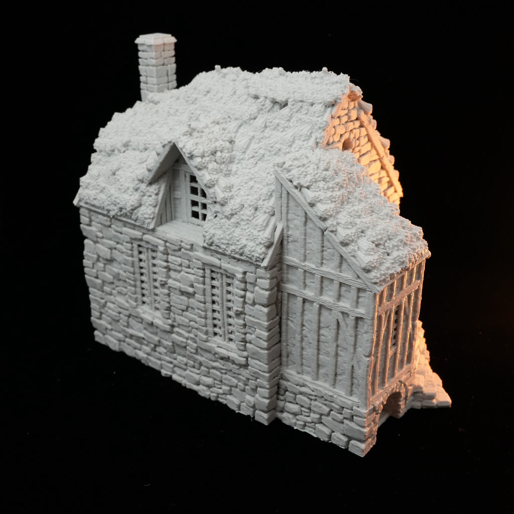 Unbemaltes Miniatur-Bauernhaus aus Kunststoff mit Fachwerk und Schornstein, 28mm Höhe.