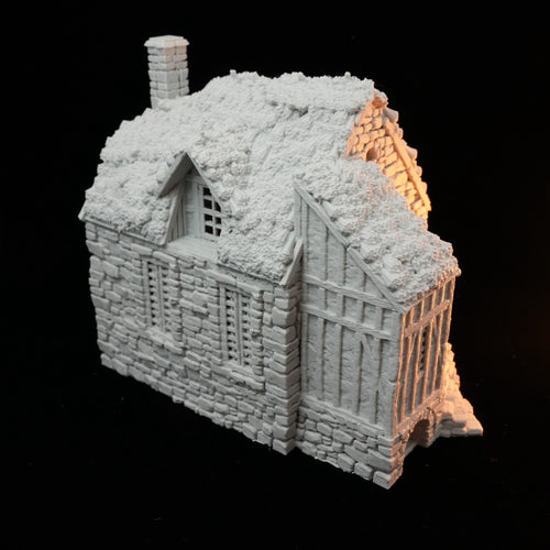 Unbemaltes Miniatur-Bauernhaus aus Kunststoff mit Fachwerk und Schornstein, 28mm Höhe.