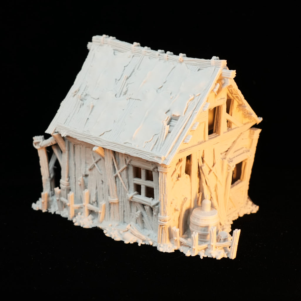 Kleines rustikales Fachwerkhaus aus hellbem Holz mit schiefem Dach und Zaun, Miniaturmodell.