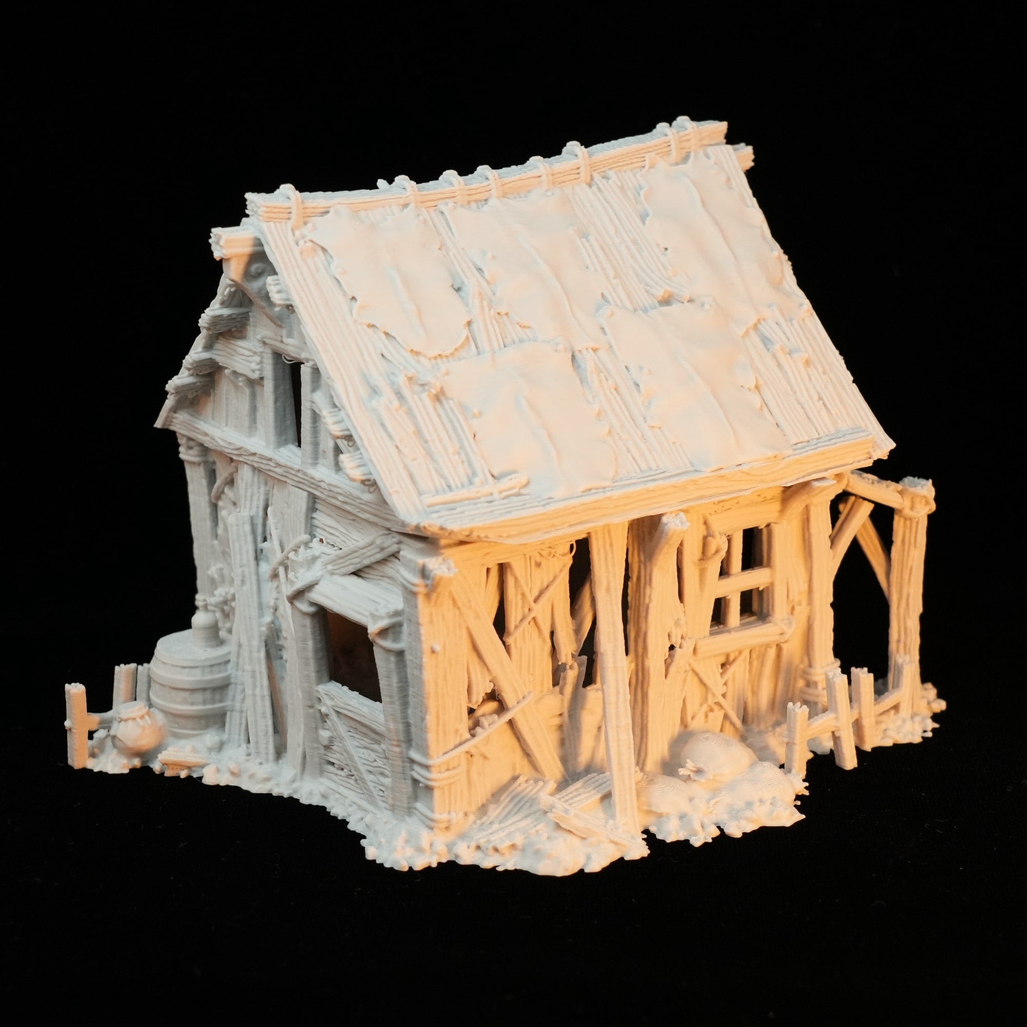 Mittelgroßes, detailreiches Miniaturhaus mit Schindeldach und Holzveranda, naturfarben.