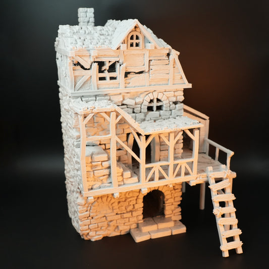 Zerfallenes Torhaus aus Stein und Holz mit Fachwerk, freiliegenden Balken und Leitertreppe.
