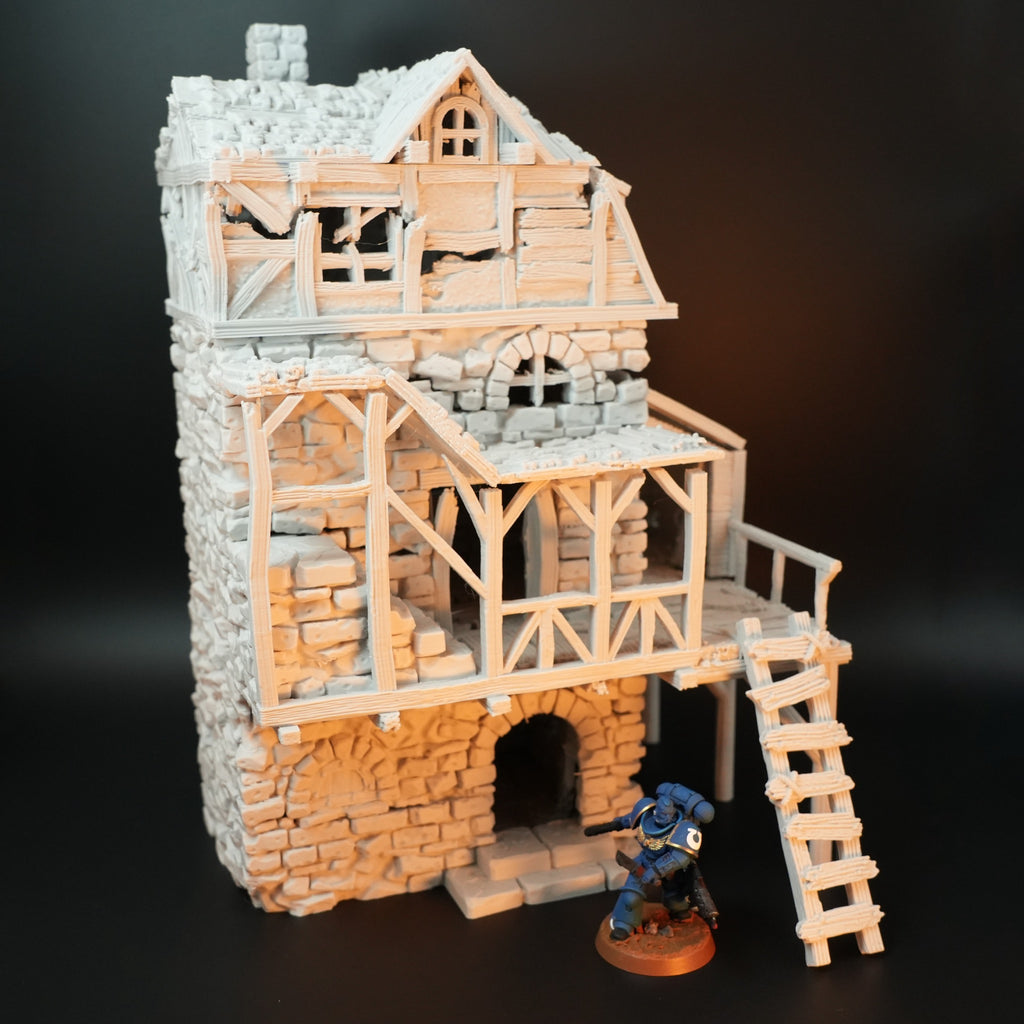 Handbemaltes zerfallenes Torhaus aus Stein mit beschädigtem Holzgestell und Steintreppe neben Miniaturfigur.