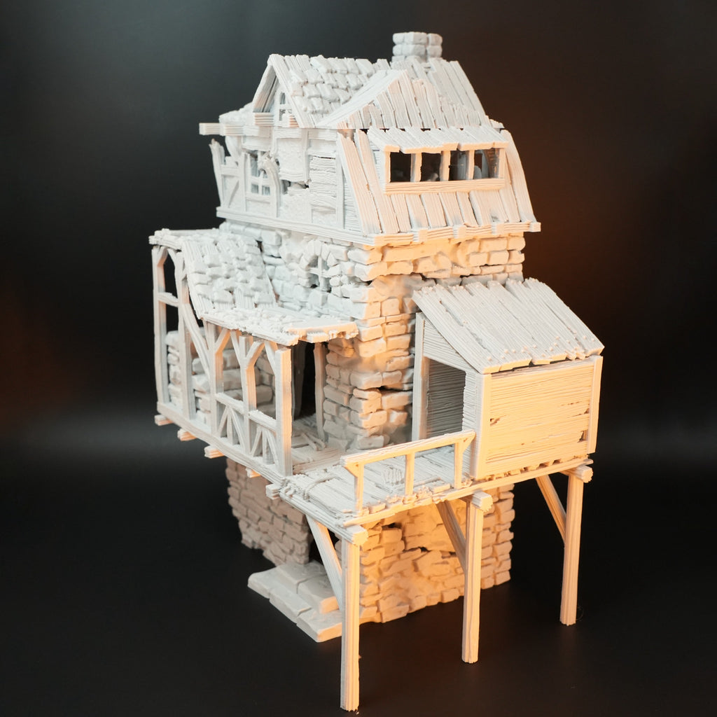 Hellgraues, zerfallenes Torhaus aus Stein mit Fachwerk, Dachziegeln und Holzsteg.