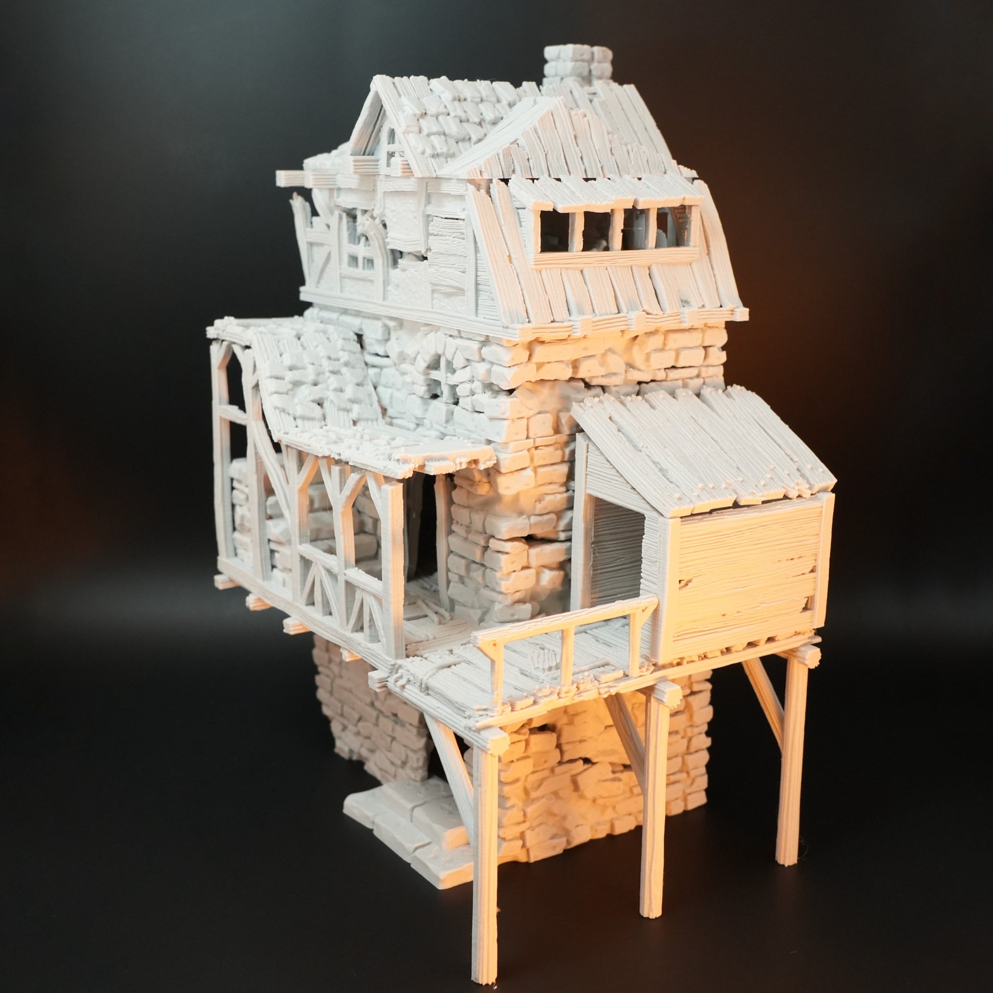 Hellgraues, zerfallenes Torhaus aus Stein mit Fachwerk, Dachziegeln und Holzsteg.