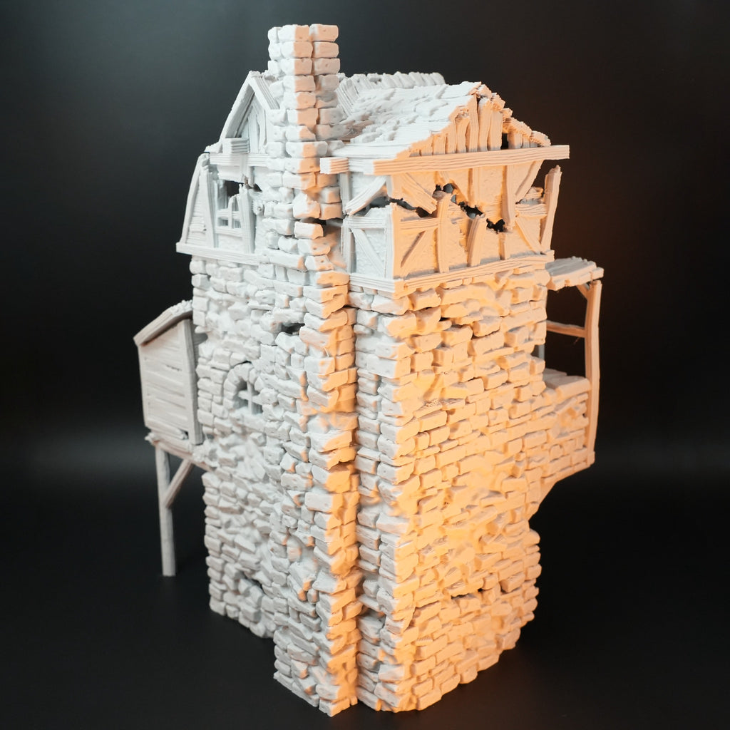 Zerfallenes Torhaus aus Stein mit vorspringendem Balkon und sichtbaren Holzbalken in Weißmodell.