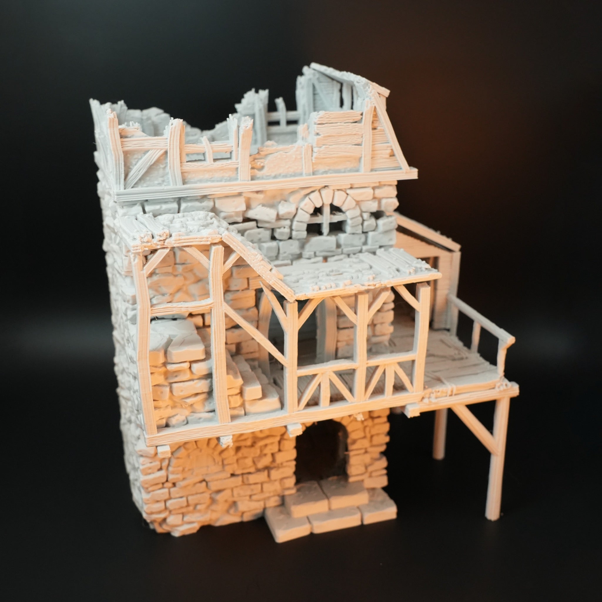 Zweiteiliges Torhaus aus Stein und Holz mit zerstörtem Dach und Balkon, rustikales Modell.