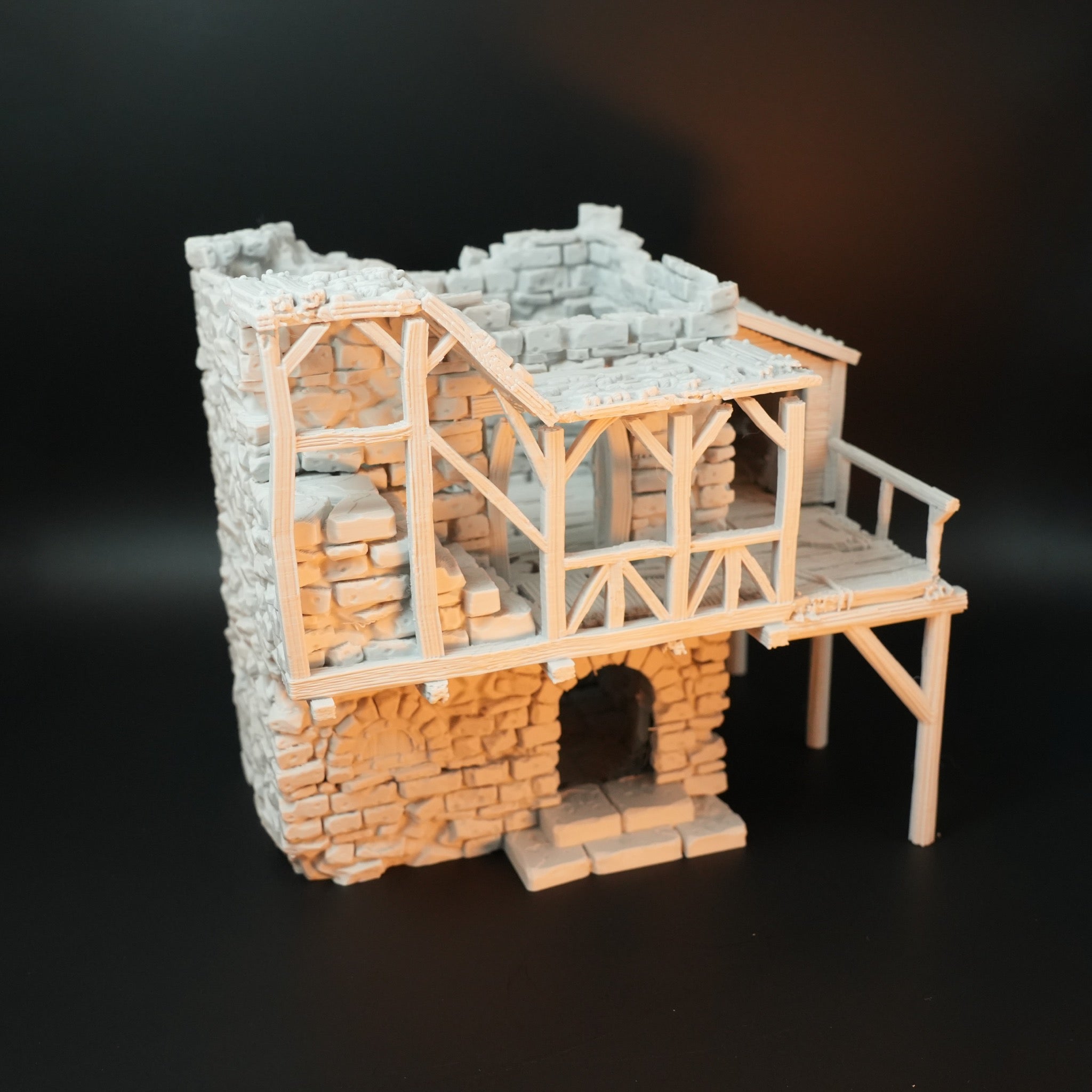 Zerfallenes Torhaus aus Stein und Holz, halbes Obergeschoss mit Holzgeländer und Steintreppe.