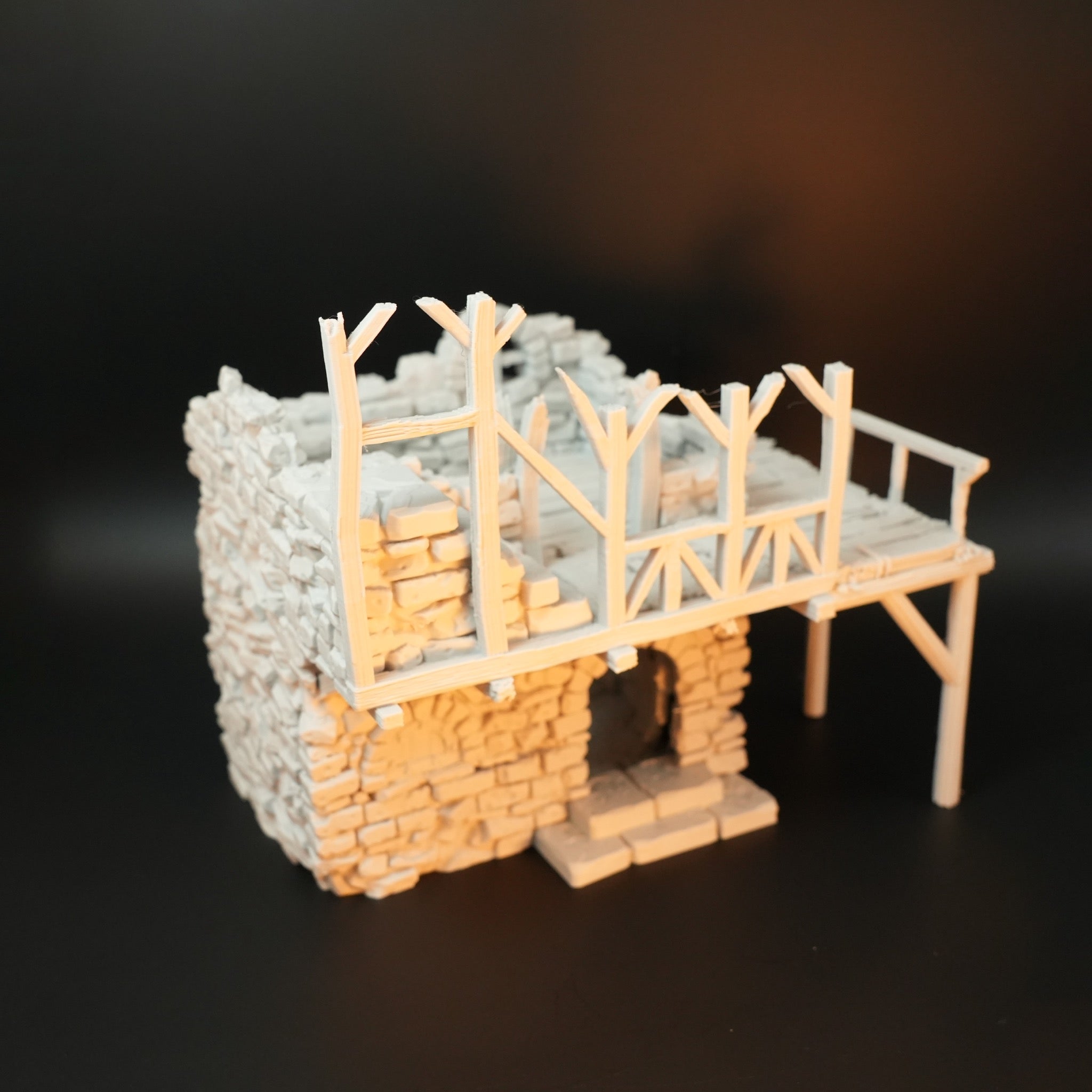 Modell eines halbfertigen steinernen Torhauses mit hölzernen Fachwerkdetails und Balustrade.