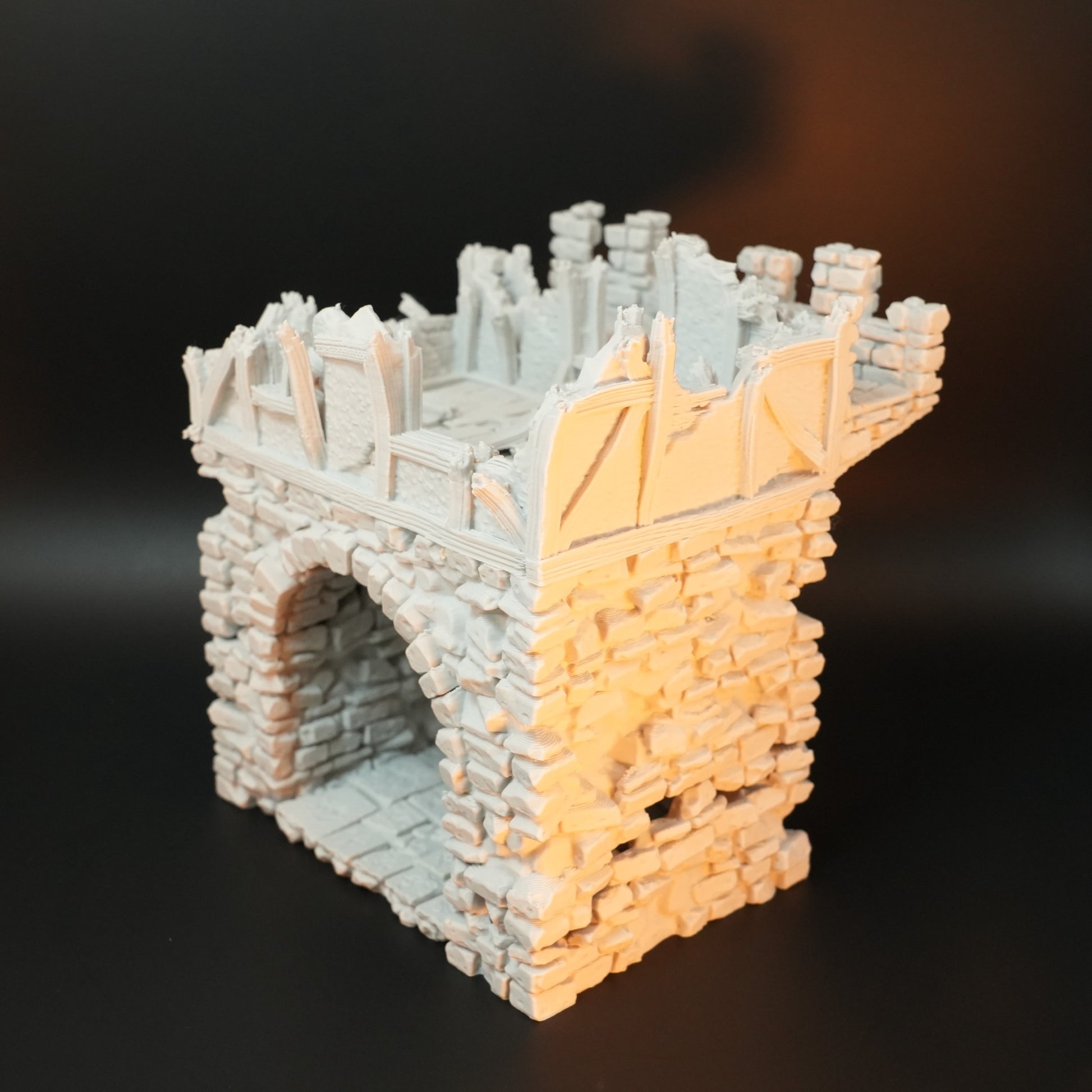 Zerfallenes Torhaus aus grauem Stein mit Bogen und beschädigten Holzbalken, mittelalterlicher Stil.