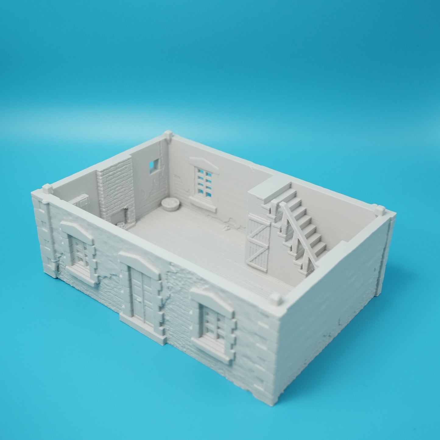 Weißes Modell eines französischen Stadthauses mit mehreren Fenstern, Tür und Innentreppe.