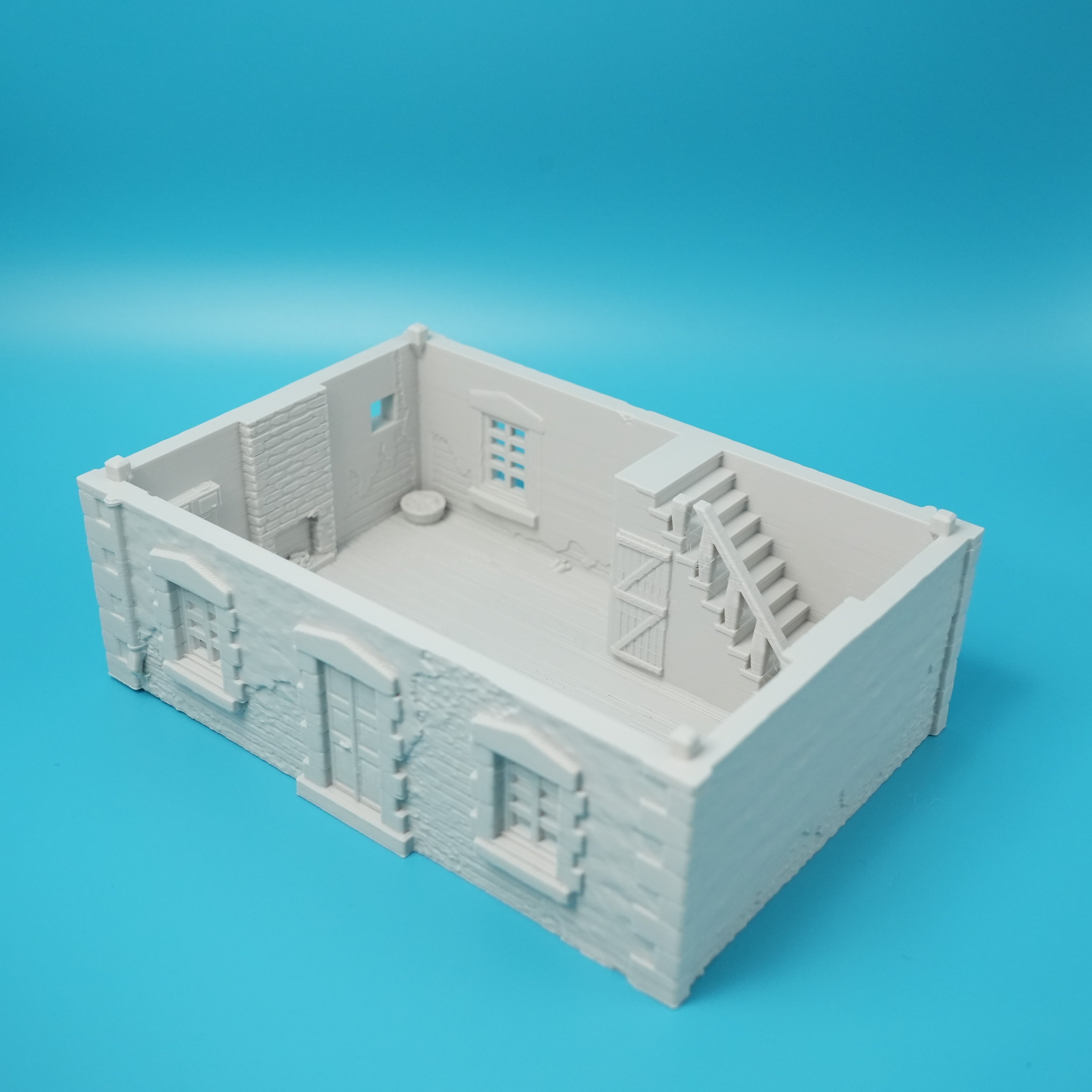 Weißes Modell eines französischen Stadthauses mit mehreren Fenstern, Tür und Innentreppe.