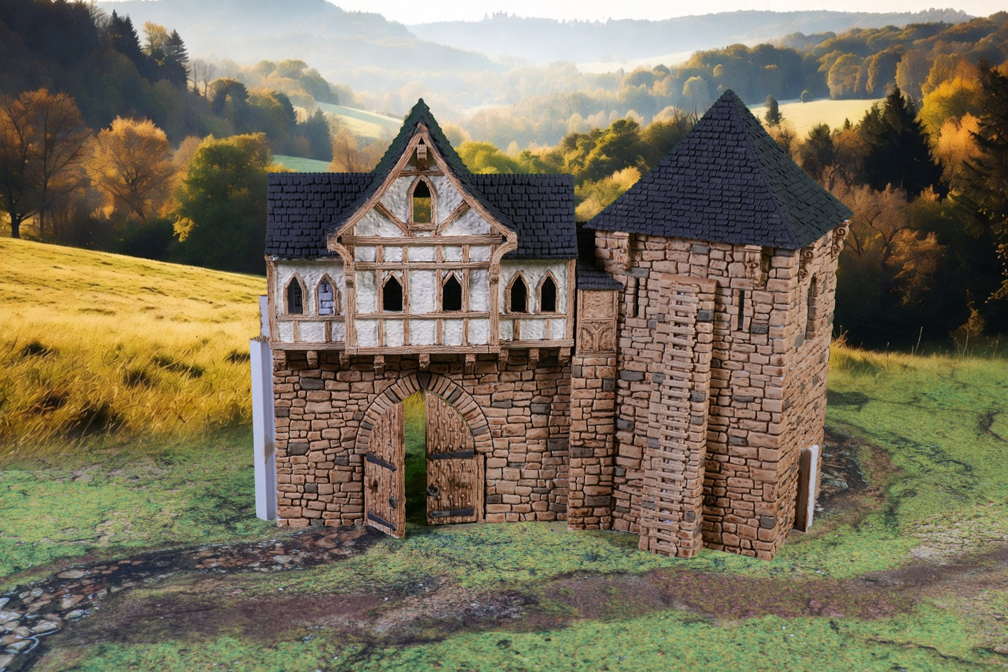 Miniatur Torhaus mit Fachwerk und massiver Bastion, detailreiche Steinstruktur.