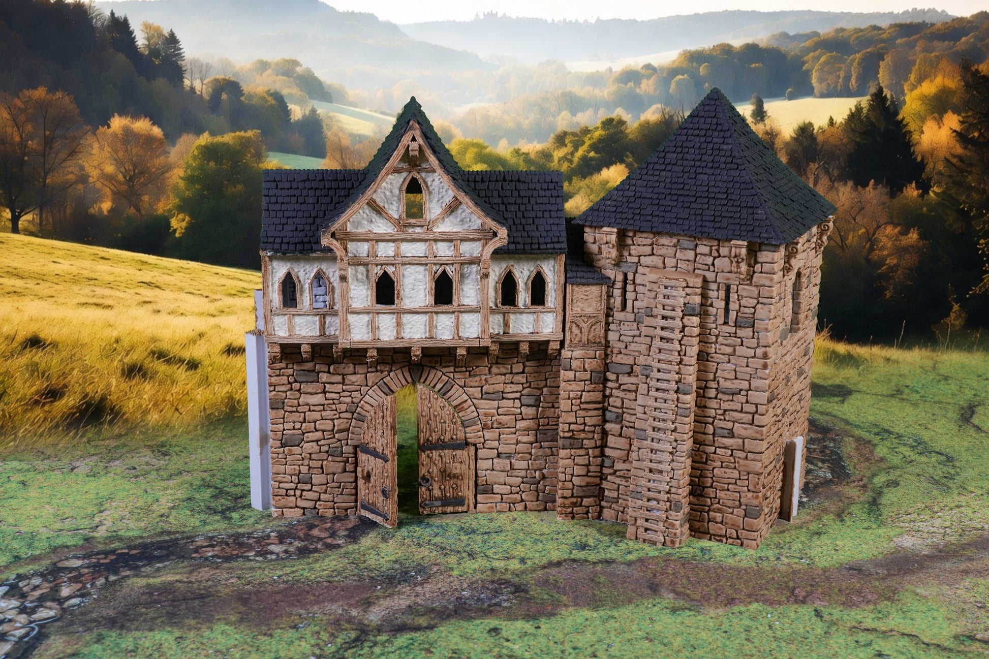 Miniatur Torhaus mit Fachwerk und massiver Bastion, detailreiche Steinstruktur.