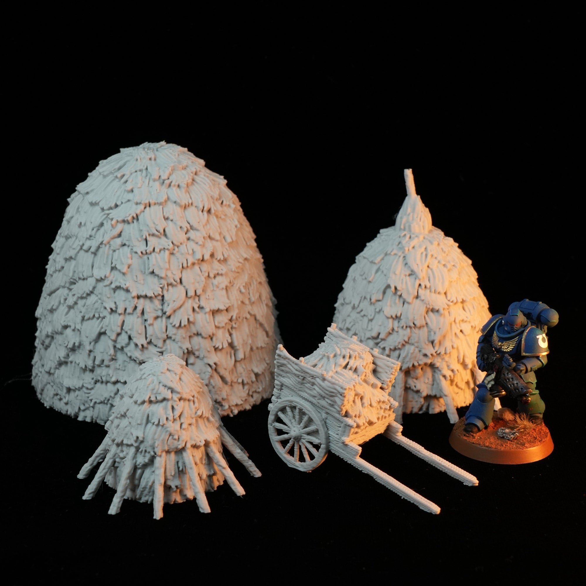 Unbemalte detailreiche Heuhaufen und Heuwagen Miniaturen aus Resin, verschiedene Größen, 28mm Maßstab.