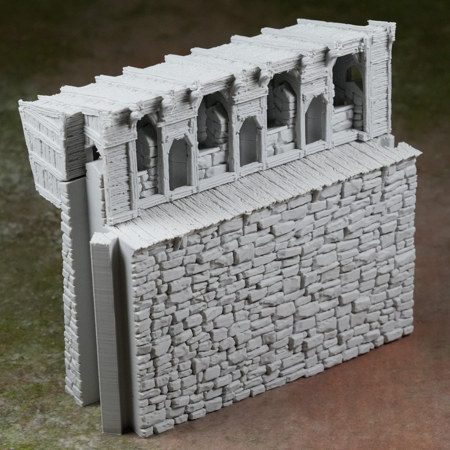 Graue modulare Burgmauer mit Zinnen und Fenstern aus steiniger Struktur, detailreich gestaltet.
