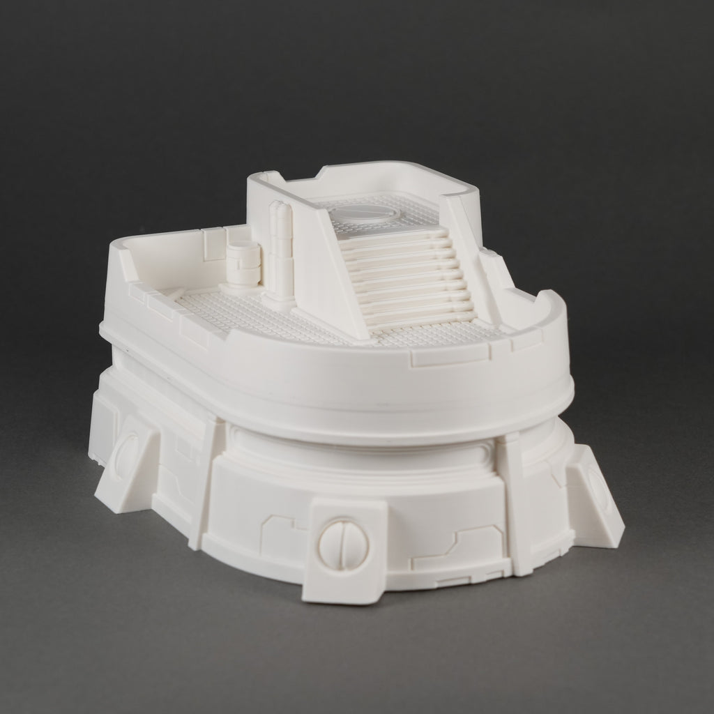 Weißes, modernes Gebäude-Modell aus Kunststoff mit breiter Treppe und mehreren Ebenen, rund um 28-32mm groß.