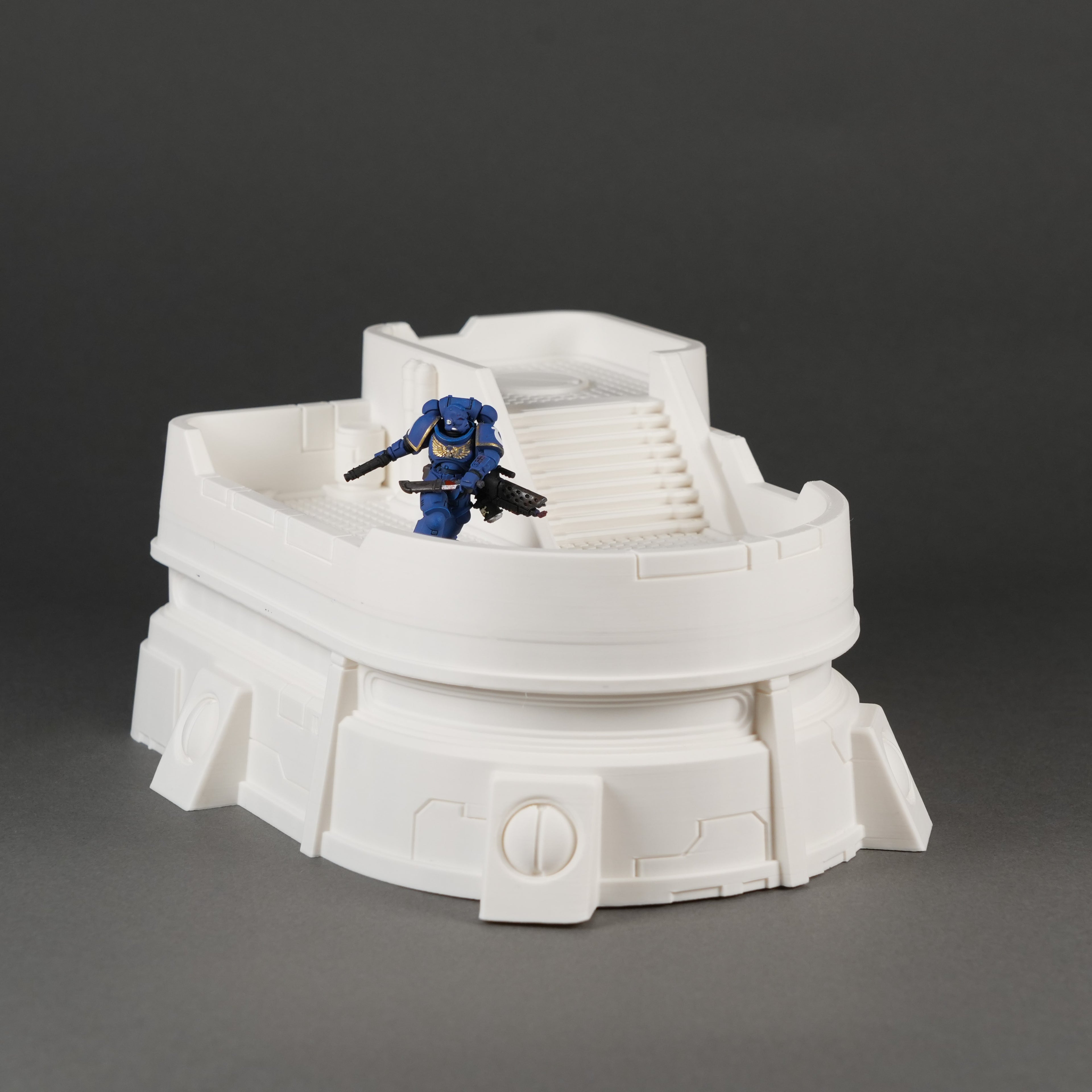 Weißes, mehrstöckiges Miniaturgebäude mit Rundumgeländer und Treppen, 28-32mm Maßstab.