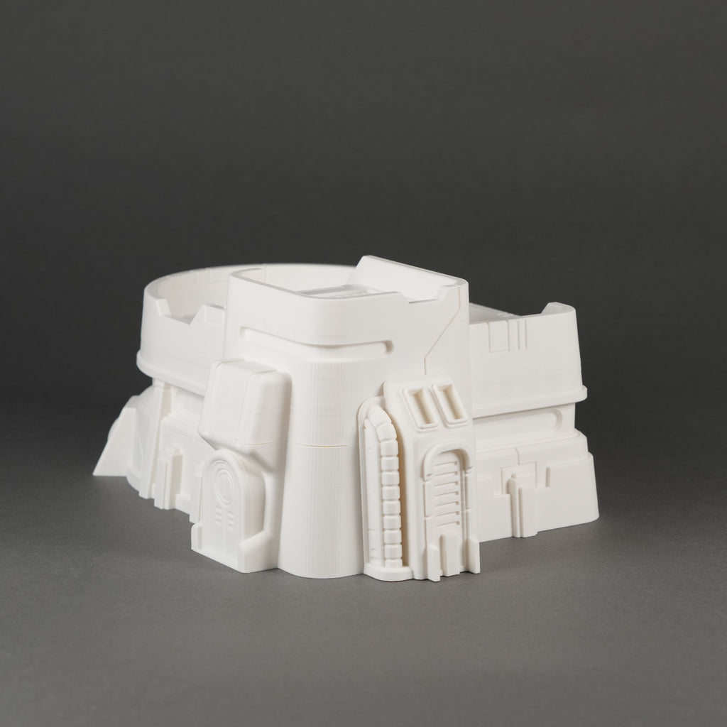 Weißes Modell eines zivilen Hauses mit Treppe und detaillierten Fassadenelementen aus Kunststoff.