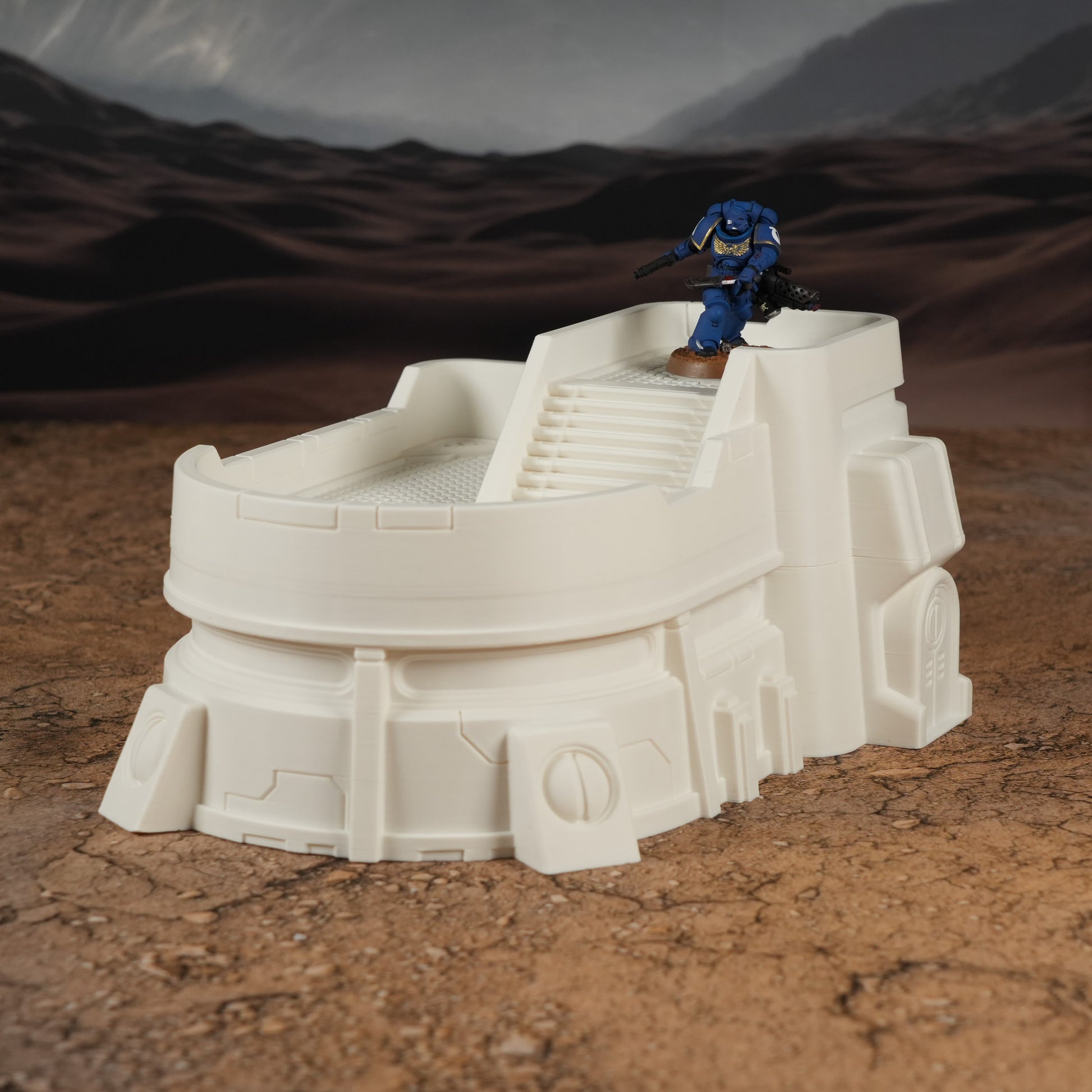 Beiges, futuristisches Haus mit abgerundeten Kanten und Treppe, 28-32mm Modell.