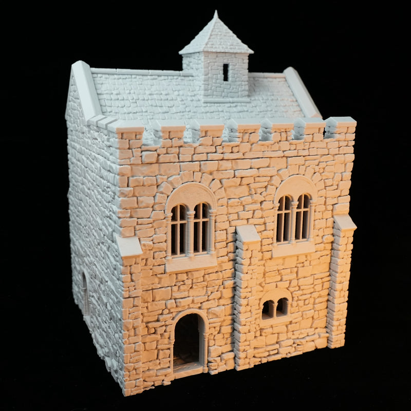 Hellgrauer Steinbau mit Zinnenmauer, kleinen Fenstern und einem Dachaufbau in Miniaturmaßstab.