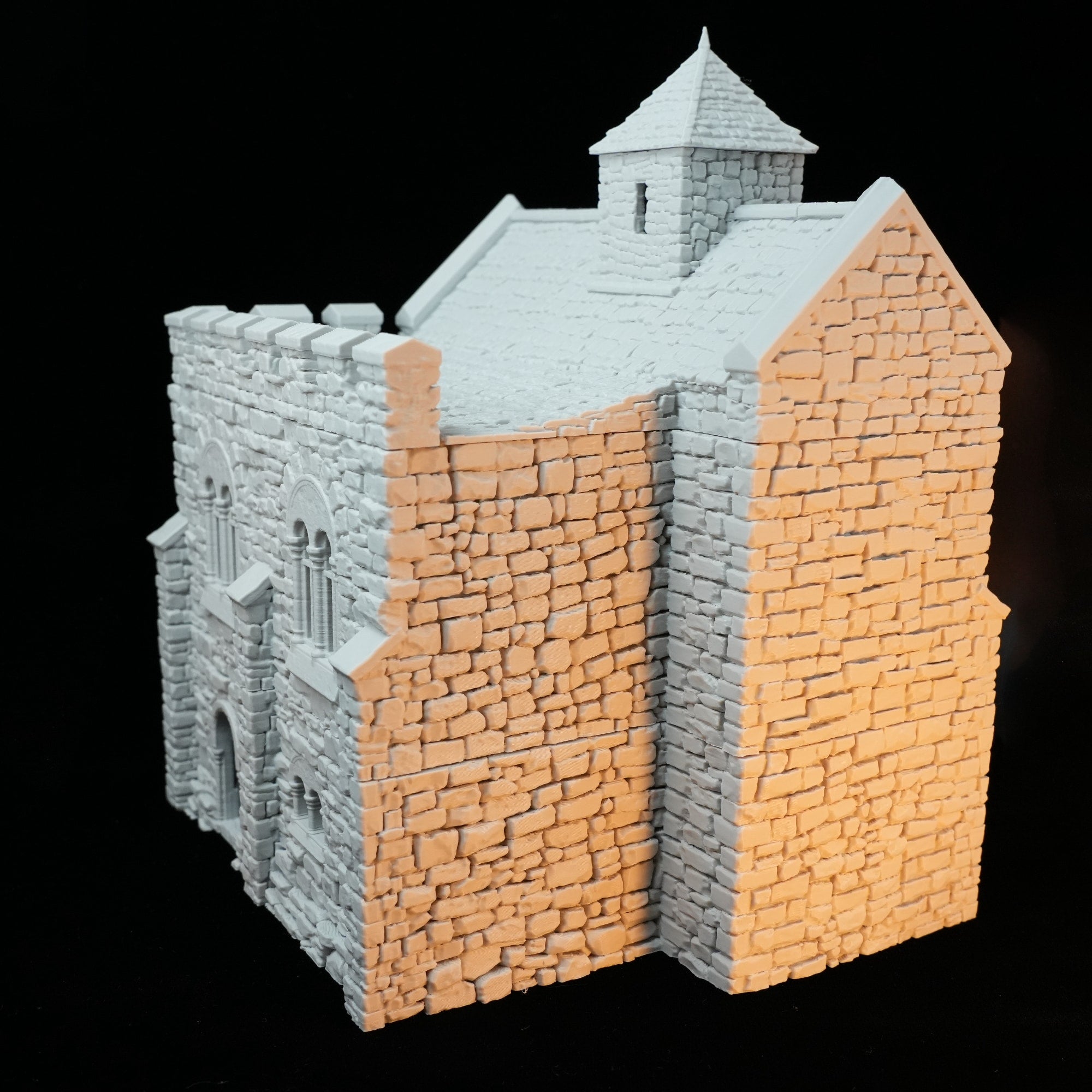 Detailliertes Modell eines normannischen Steinturms mit Zinnen und befestigtem Dach.