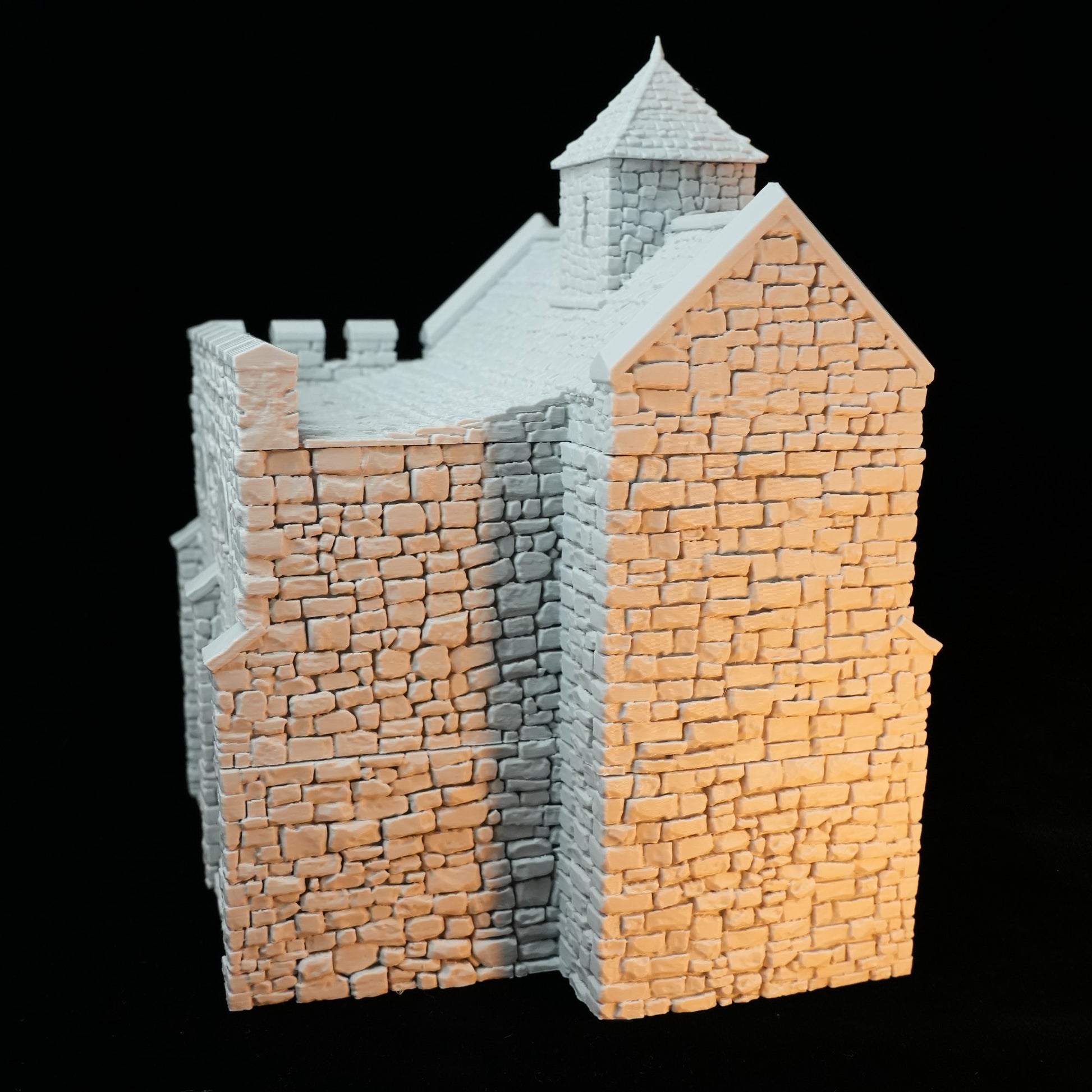 Modell eines steinernen normannischen Wohnturms mit eckigem Grundriss und spitzem Dach, beige-graue Ziegelstruktur.